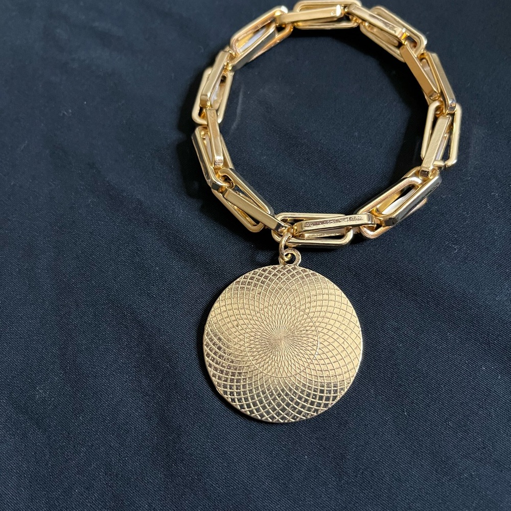 Luxurious Gold Bracelet with Pink Emblem - Picture 2 of 3